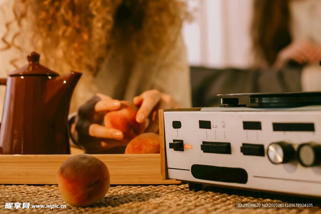 复古风厨房电器与水果