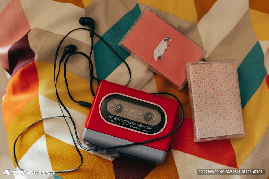 复古收音机与多彩物件