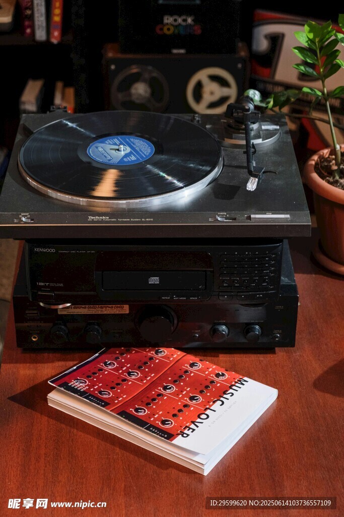 复古黑胶唱片机与唱片