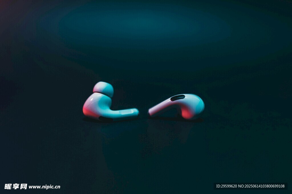 水下牵手的两人