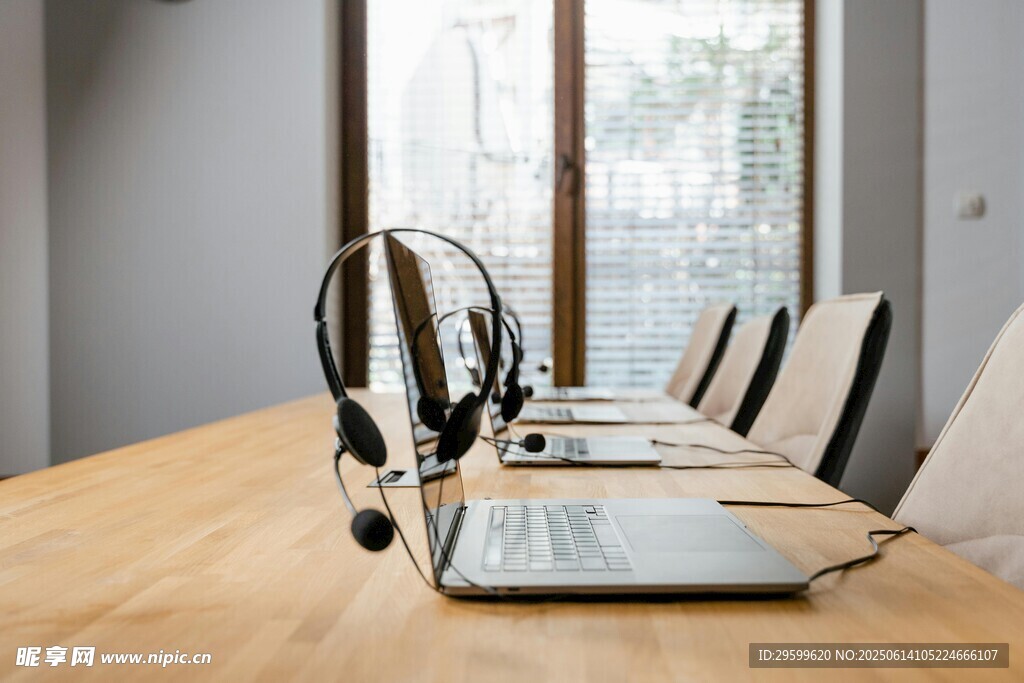 会议室中的办公设备布置