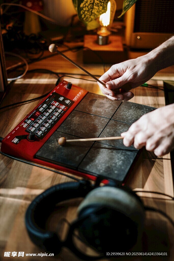 复古桌面的音乐创作场景