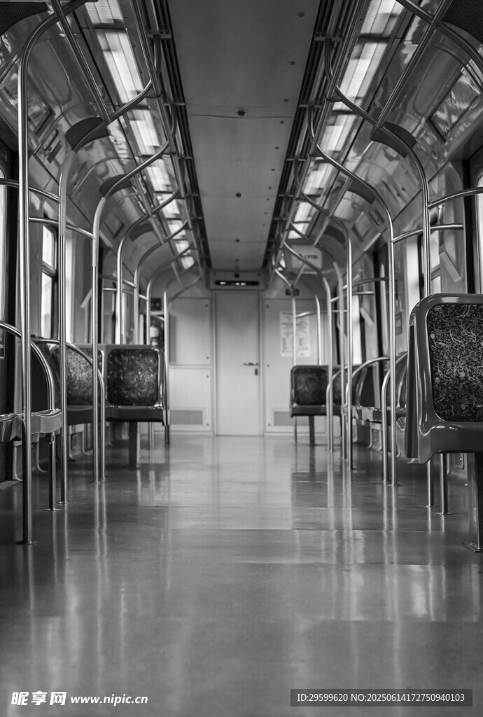 空旷的地铁车厢内部