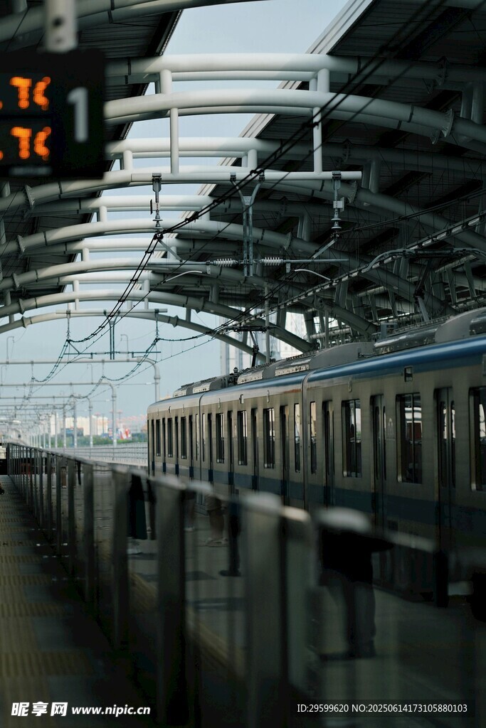地铁站台的列车与轨道