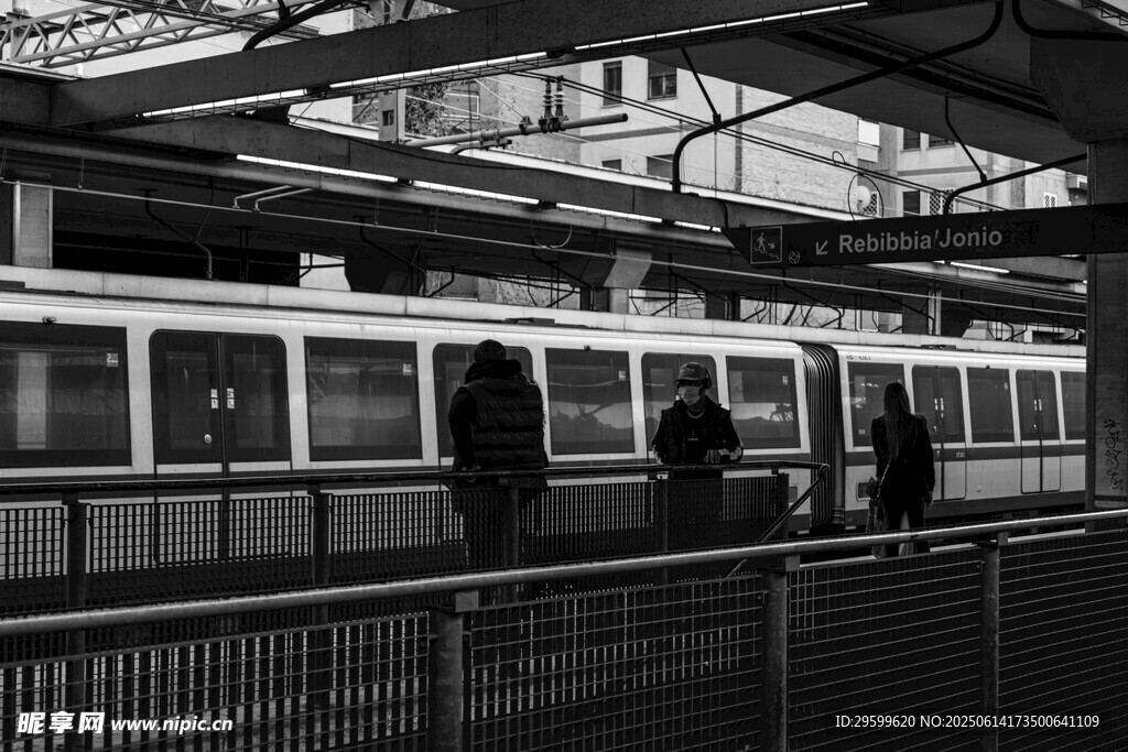地铁站台乘客候车场景
