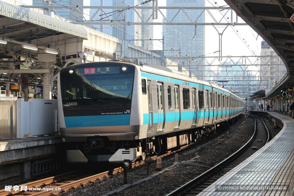 地铁站台的蓝色列车