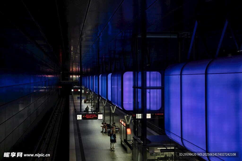 夜晚地铁站台的行人景象