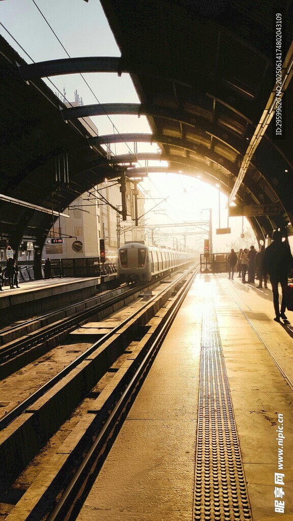 火车站台的光影与轨道