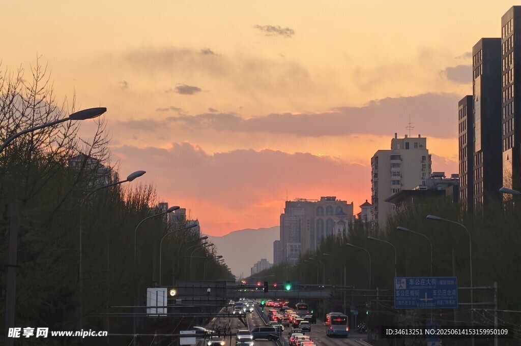 城市黄昏街道美景