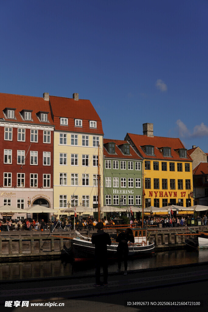 多彩欧式建筑临水而立