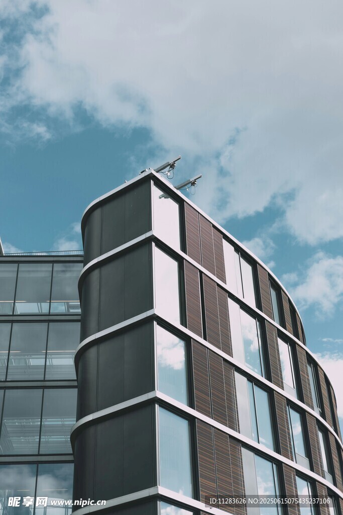 现代风格商务大楼外观