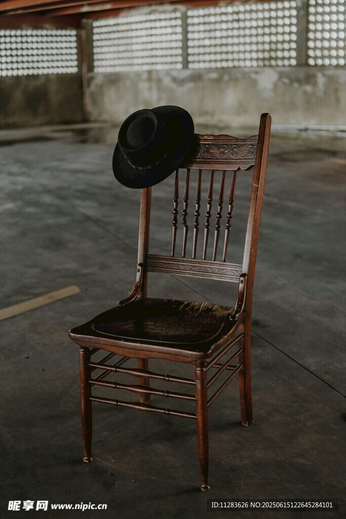 复古木椅上的黑色帽子