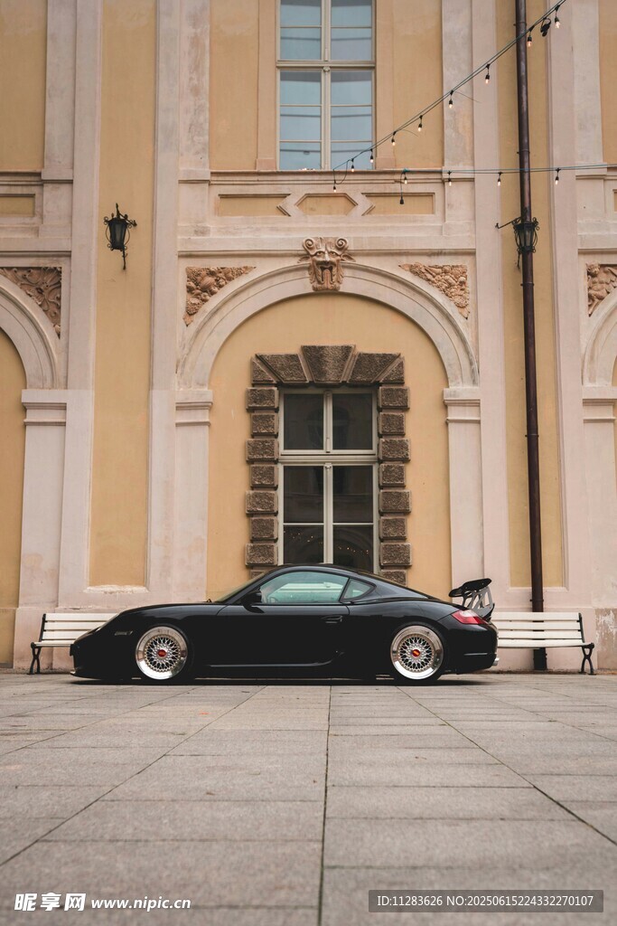 古典建筑前的黑色敞篷跑车