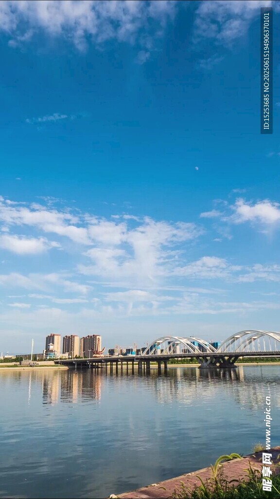 河畔蓝天桥梁美丽风光