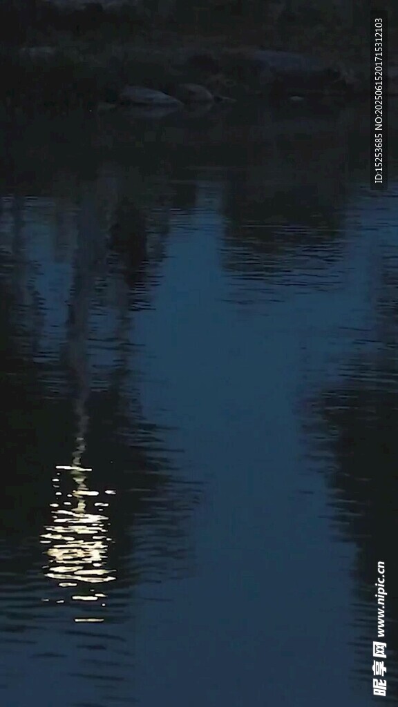 水面小船倒影静谧景象