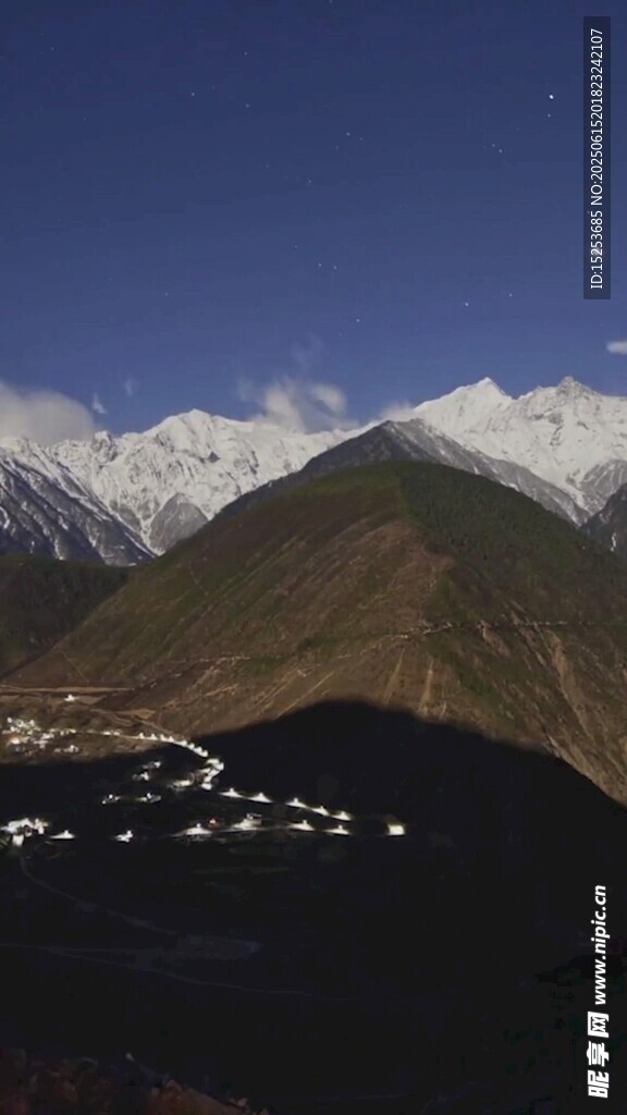 雪山下的静谧村落