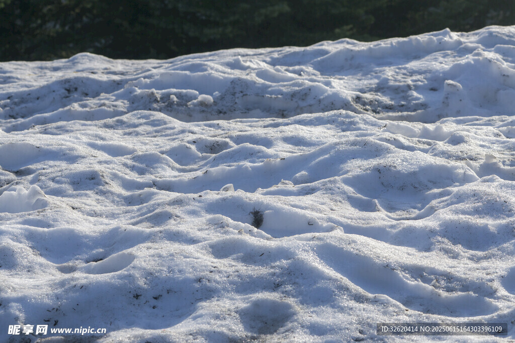 雪地上起伏的白色雪堆