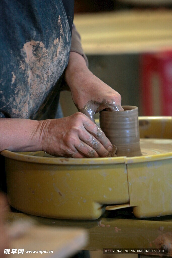 手工陶艺制作中的专注瞬间