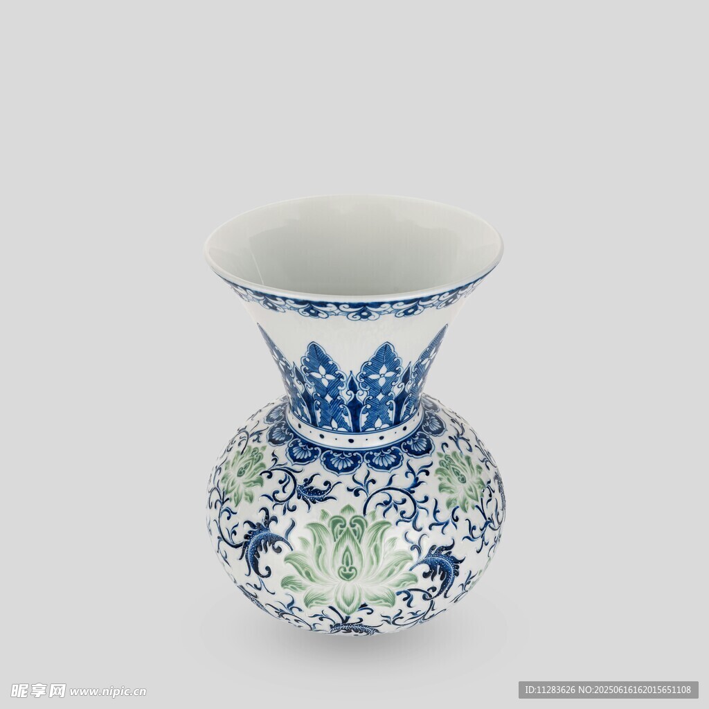 青花花卉纹花瓶