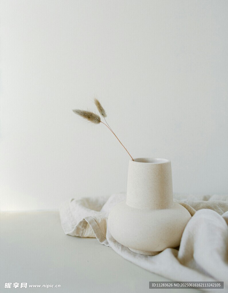 简约白色花瓶与绿植摆件