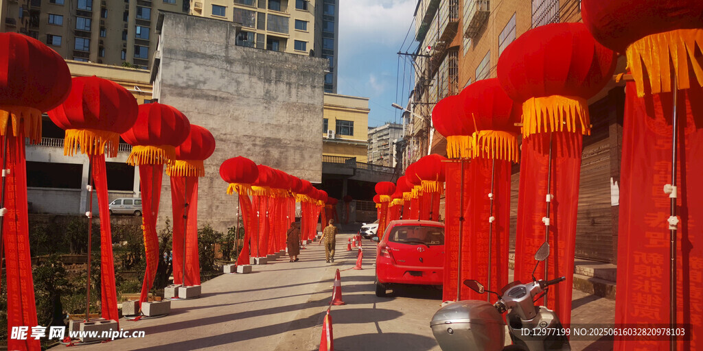 街道悬挂喜庆红色灯笼
