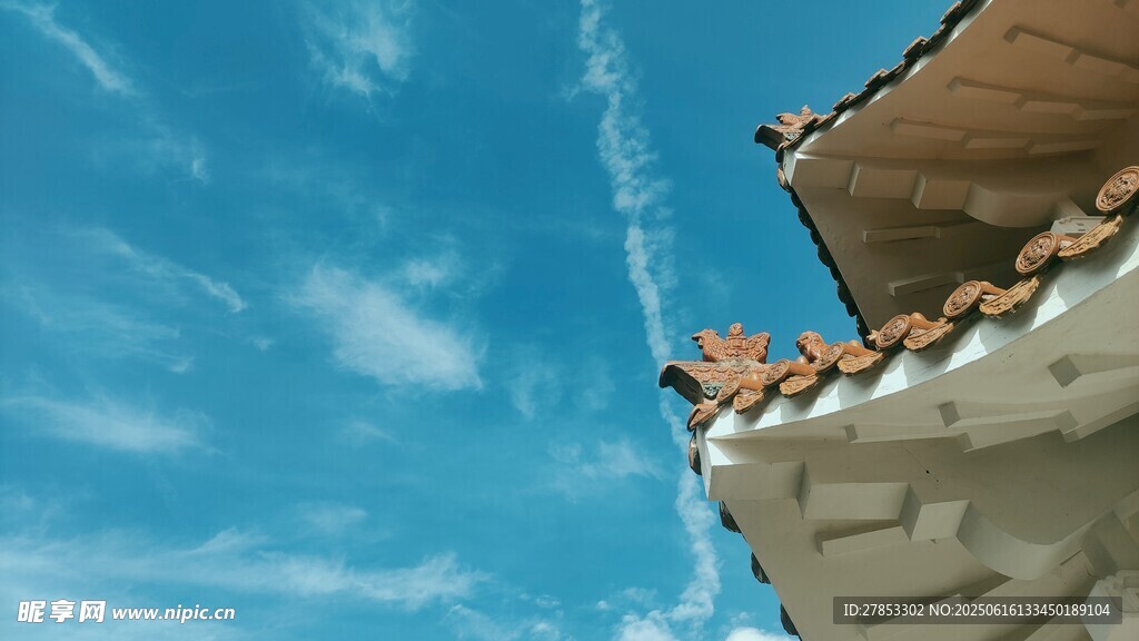 中式屋檐下的蔚蓝天空