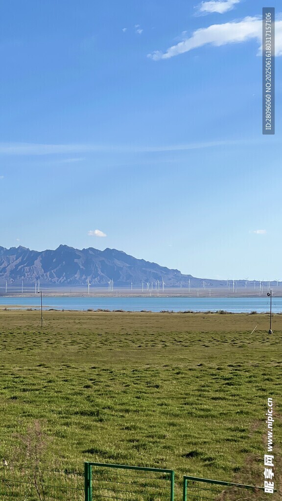 草原远景山峦蓝天相衬