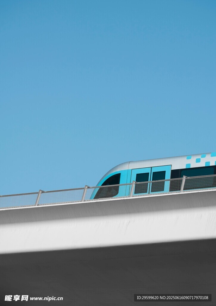 高架上的蓝色列车