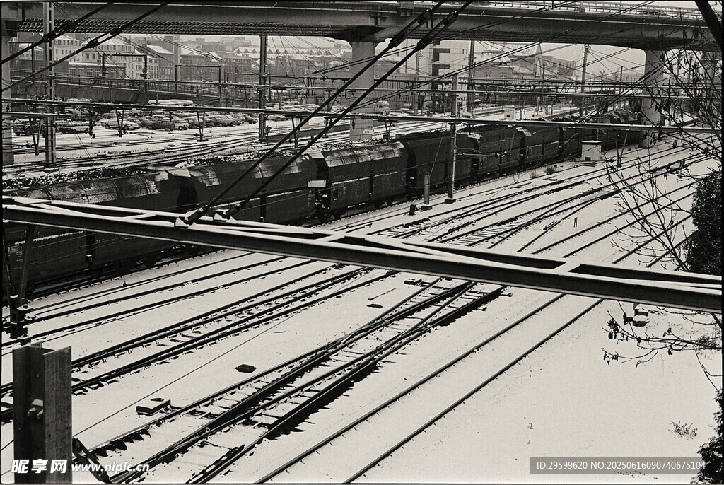 铁路轨道交错的壮观景象