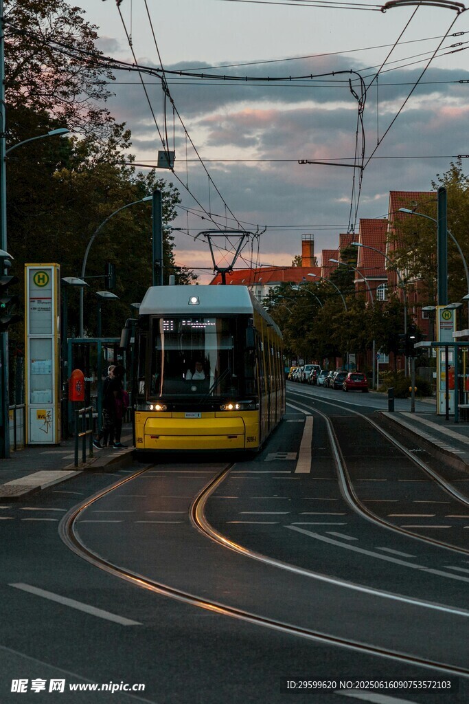 城市轨道上的黄色有轨电车