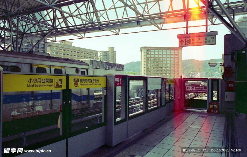 地铁站台的列车与光影