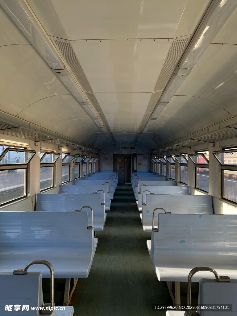火车车厢内景