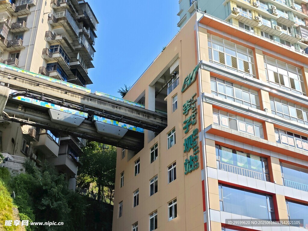 重庆独特建筑与空中轨道