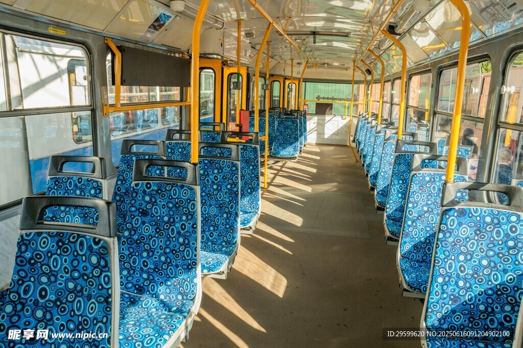 公交车内部整洁的蓝色座椅
