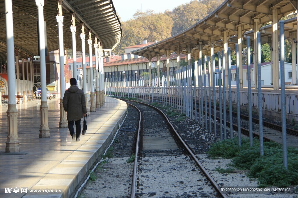 孤独旅人在空旷火车站台