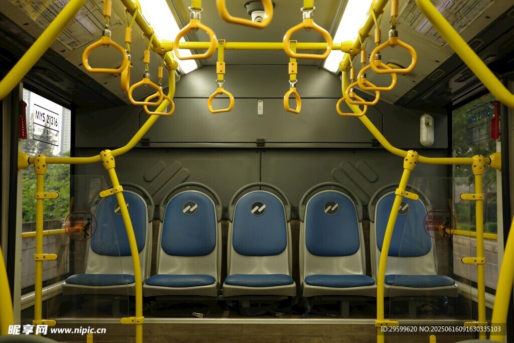 公交车内部的扶手与座椅
