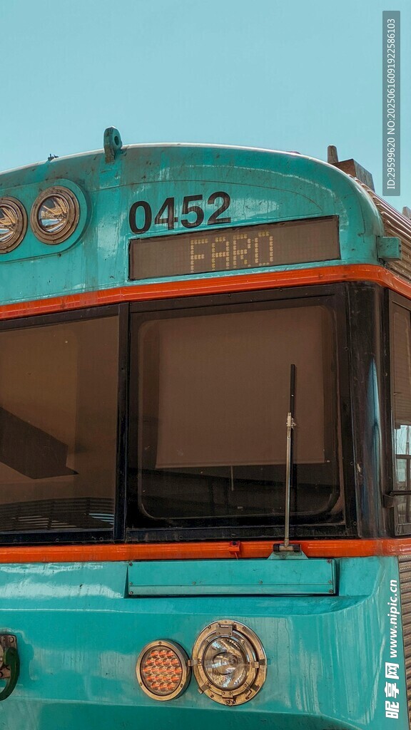 复古蓝绿色公交车车头