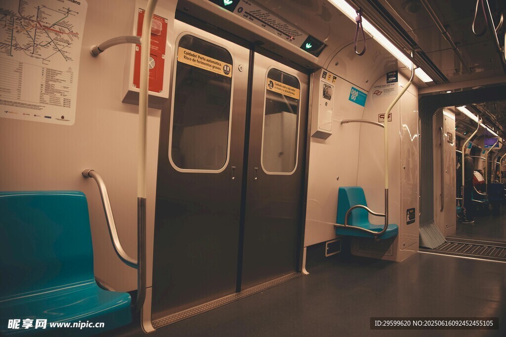 地铁车厢内的空荡场景