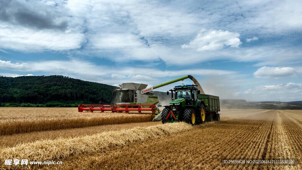 田野上的农业机械作业