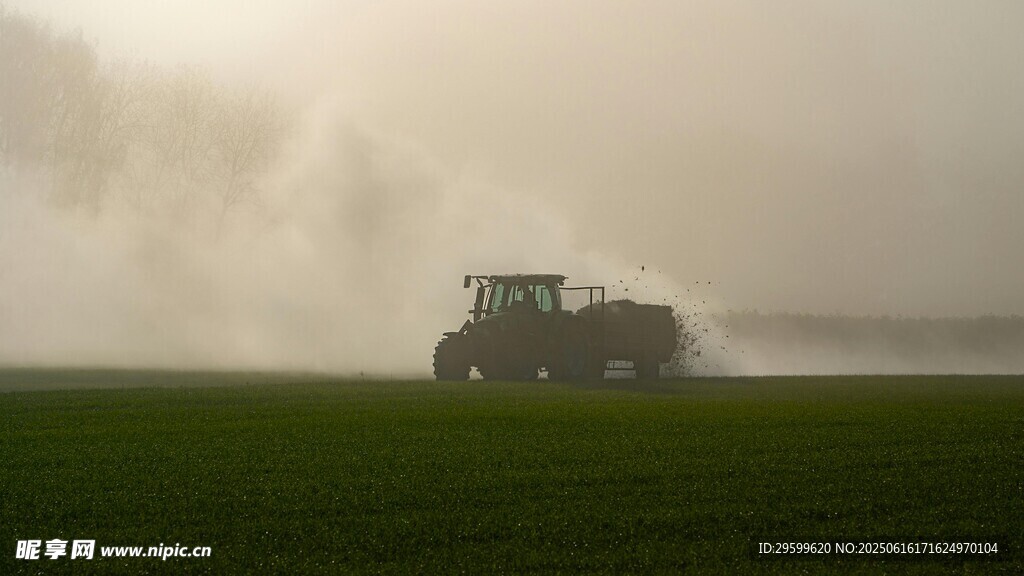 农田中农机正在作业