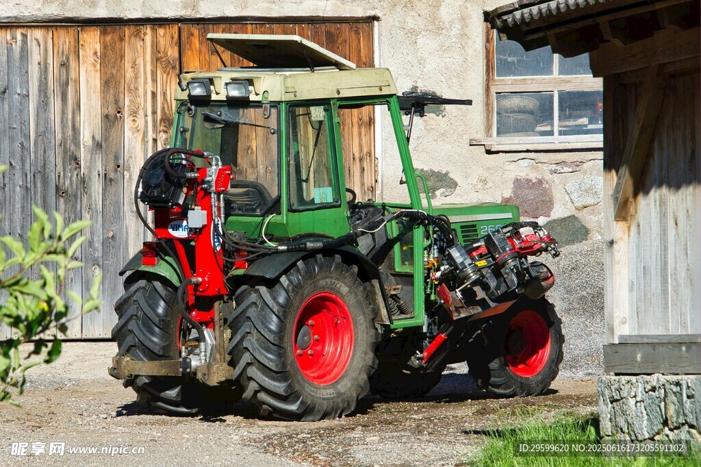 老式绿色拖拉机停在屋旁
