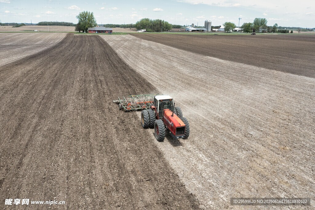农田中拖拉机耕地场景