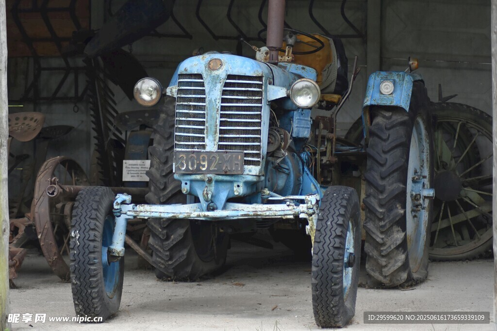 老式蓝色拖拉机