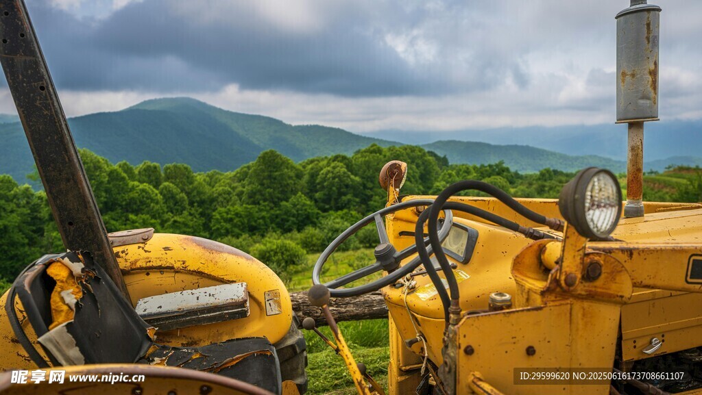 田野中的老式黄色拖拉机