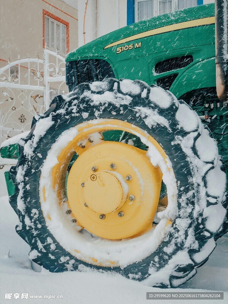 雪地中的大型农机轮胎