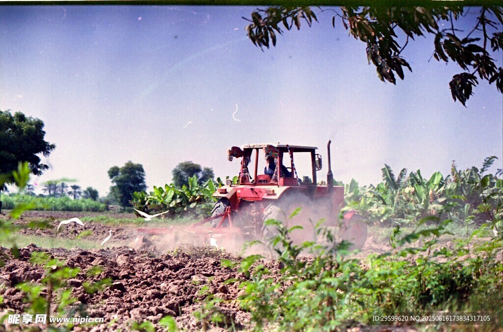 农田中拖拉机正在耕地