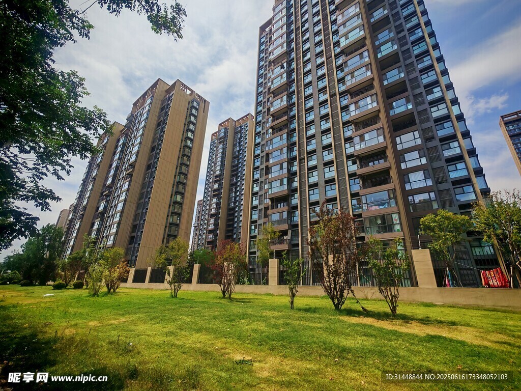 城市中高楼旁的翠绿草坪