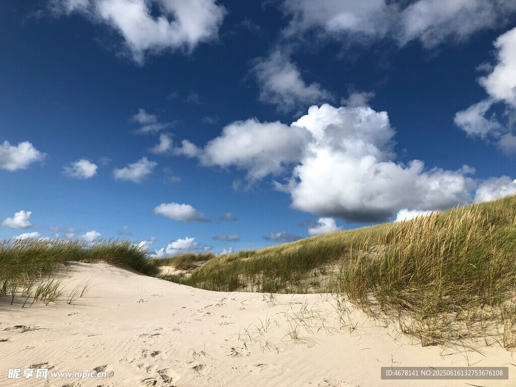 沙海蓝天间的自然美景