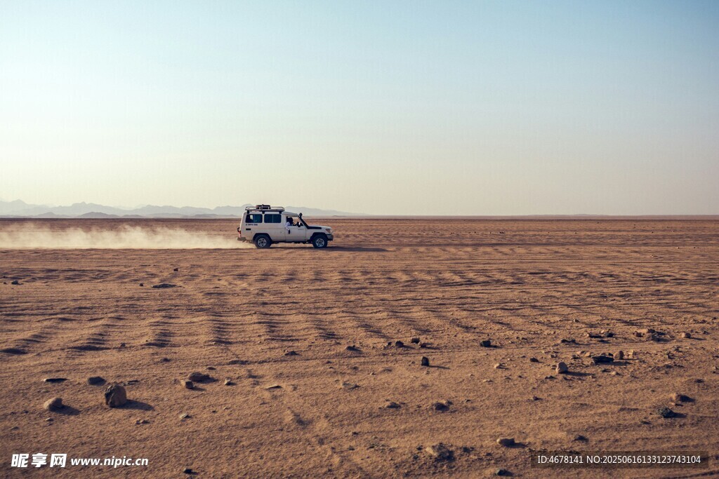 沙漠中行驶的越野车