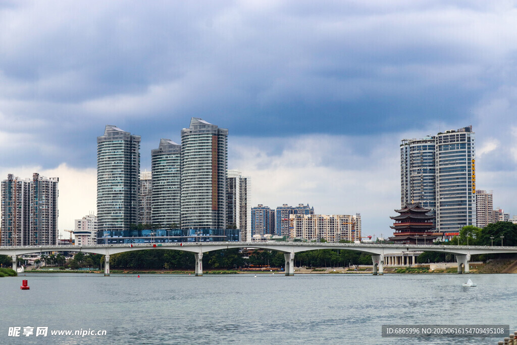 城市河畔高楼景观